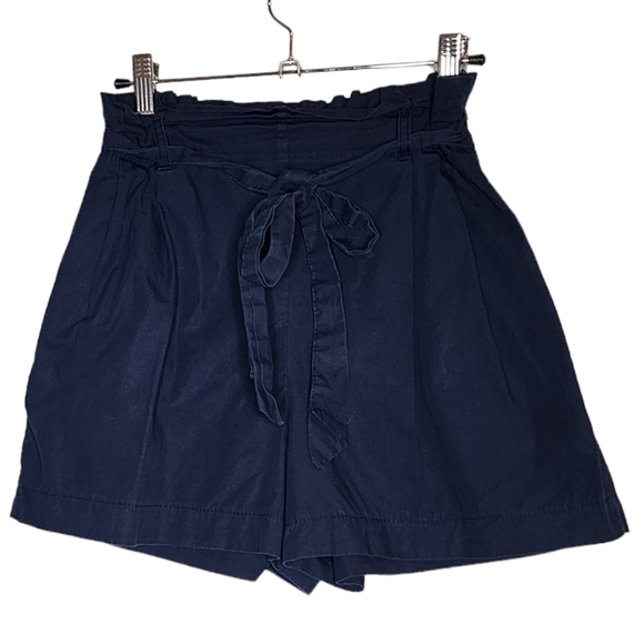 Zara highrise pleated navy shorts with pockets. - Picture 1 of 10